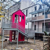 Balkon mit Treppe und Spielturm