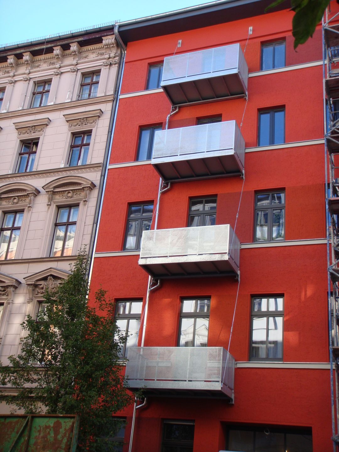 Balkon mit Treppe und Spielturm - L&S Metallbau