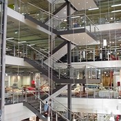 Innentreppe mit Holzstufen - L&S Metallbau