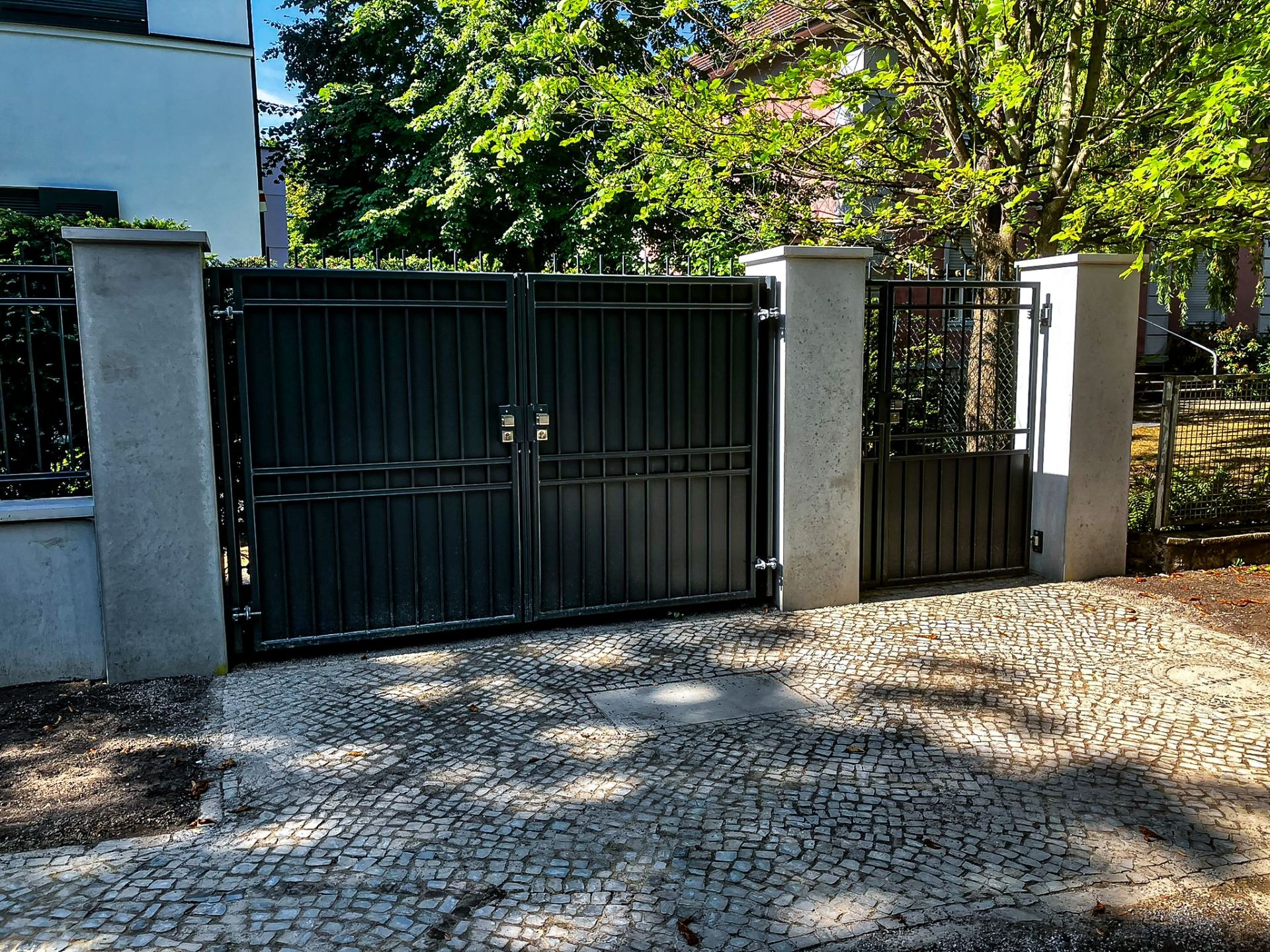 Zaunanlage mit E-Torantrieb - L&S Metallbau